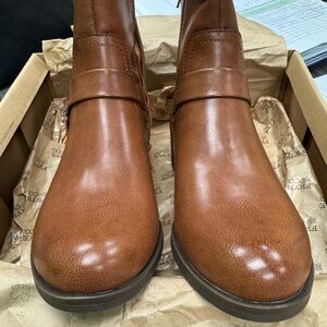 NEW: Frye women’s SUMPTUOUS brown leather boots, originally $96 in new box ♥️